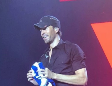 ΟΑΚΑ: Ο Ενρίκε Ιγκλέσιας «ξεσήκωσε» τους πάντες κρατώντας την ελληνική Σημαία